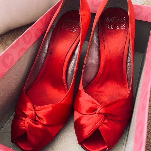 Mootsies Tootsies Red Satin Heels - Picture 1 of 4
